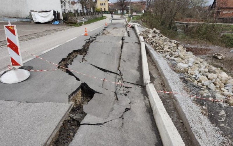 Oprez! Odron na regionalnom putu Kozarac – Mrakovica VIDEO