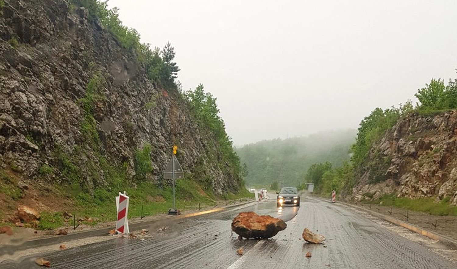 AMS RS: Saobraćaj se odvija bez većih zastoja, ali uz pojačan oprez zbog odrona