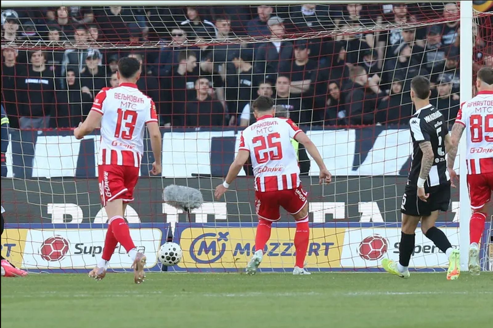 Crvena zvezda “pregazila” Partizan u 179. vječitom derbiju i osvojila 37. titulu