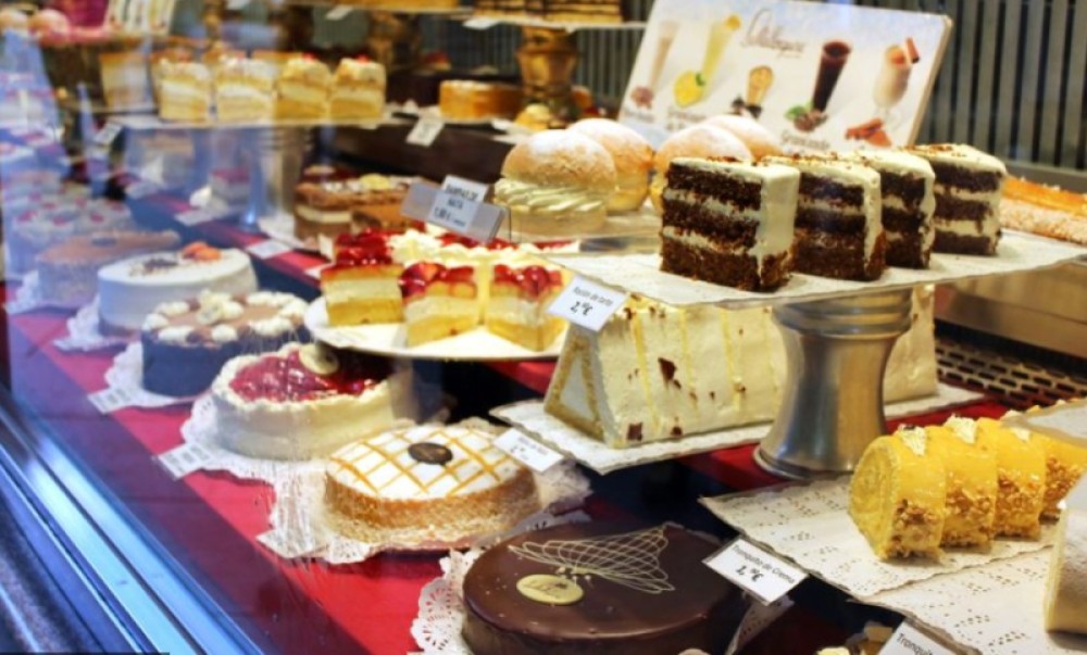 Račun iz poslastičarnice šokirao kupca, pored dva dezerta naplatili mu ovo: Vlasnica kaže da je trošak opravdan