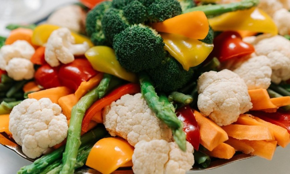 Na prvi pogled lagano i hidratantno: Ovo povrće mnogi jedu sirovo, a pravi haos u stomaku