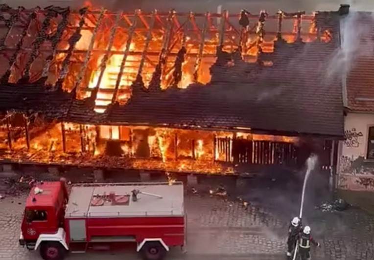 Veliki požar u Osijeku: Izgorjela skladišta “Hrvatskih željeznica” VIDEO