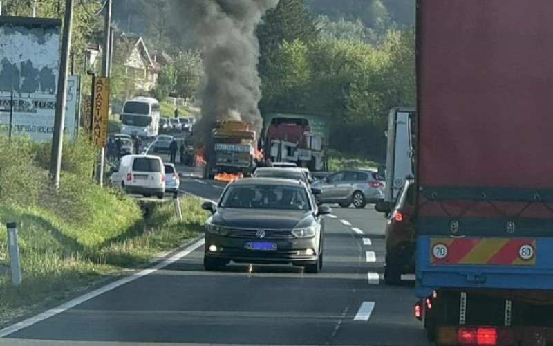 Zapalio se kamion-dizalica na magistralnom putu: Saobraćaj obustavljen