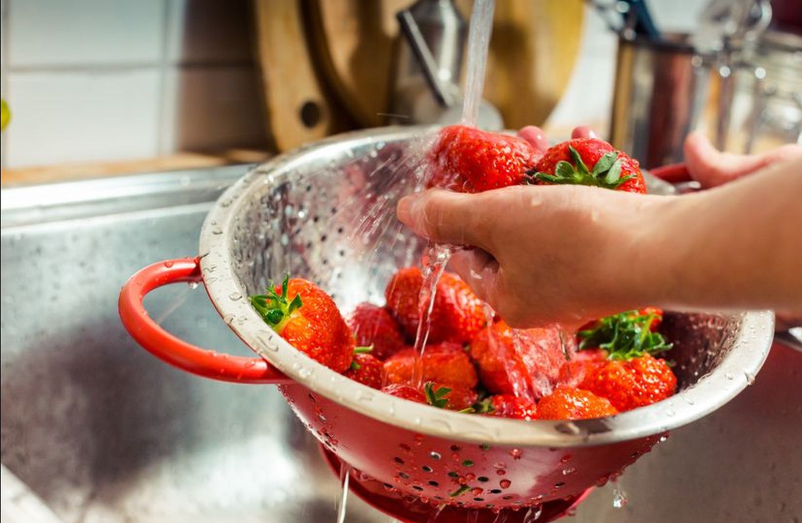 Nije dovoljno samo ispiranje: Ovako se pravilno čiste jagode i uklanjaju pesticidi