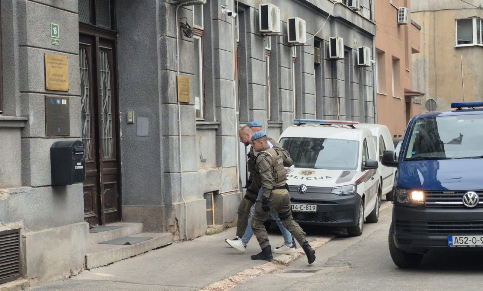 Predložen pritvor za okrutno ubistvo u BiH: Satima ga tukli pa ga bacili s balkona na šestom spratu