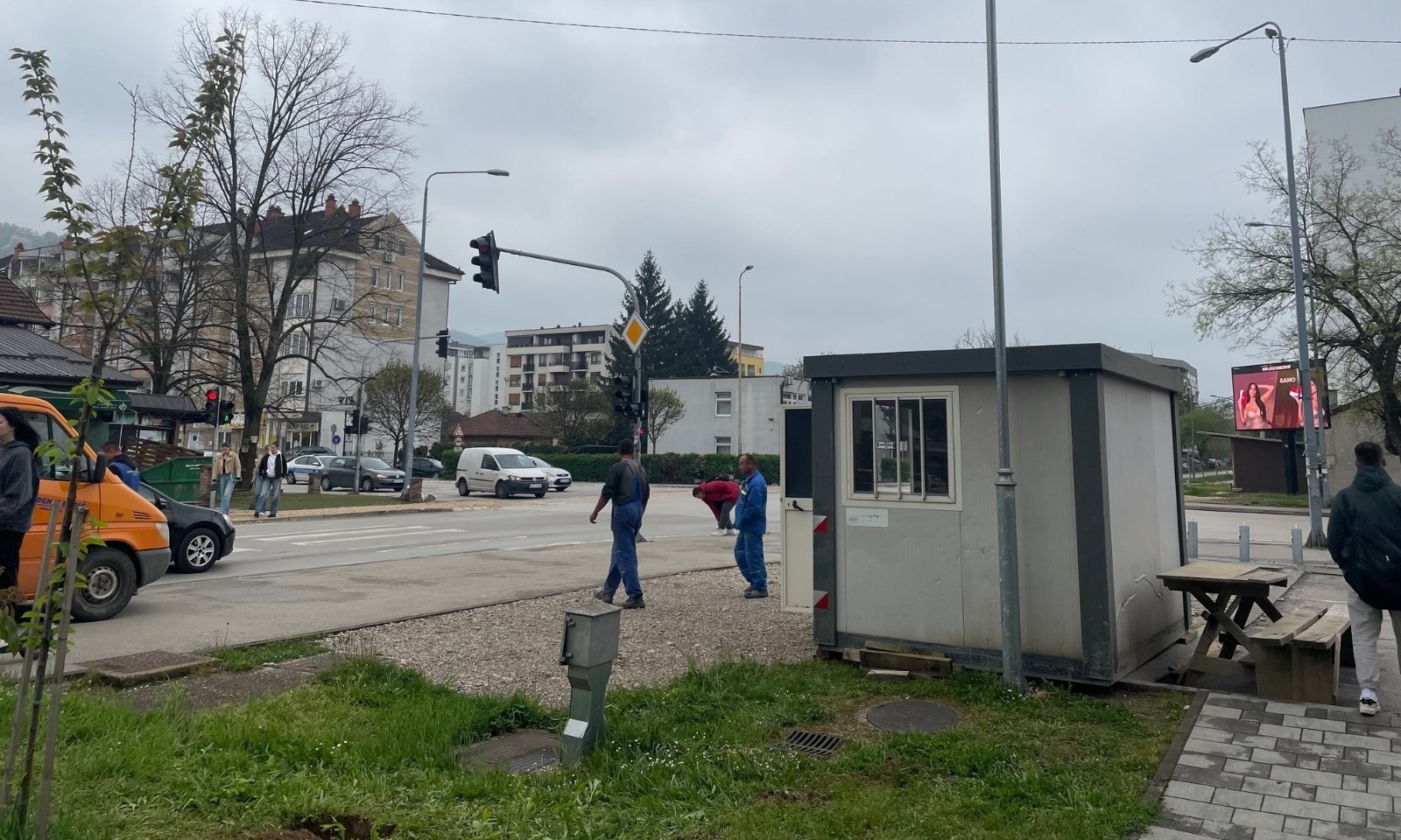 Stigla kućica, stigla tabla: Počinje izgradnja kružnog toka kod Škorpiona FOTO