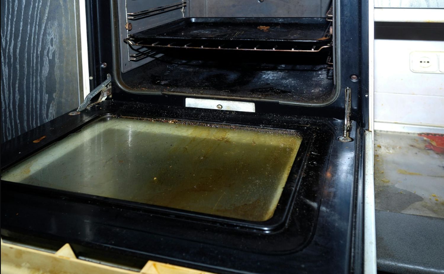 Masnoća iz rerne nestaje uz jedan neočekivan proizvod iz kupatila: Radi bolje od sirćeta i sode bikarbone