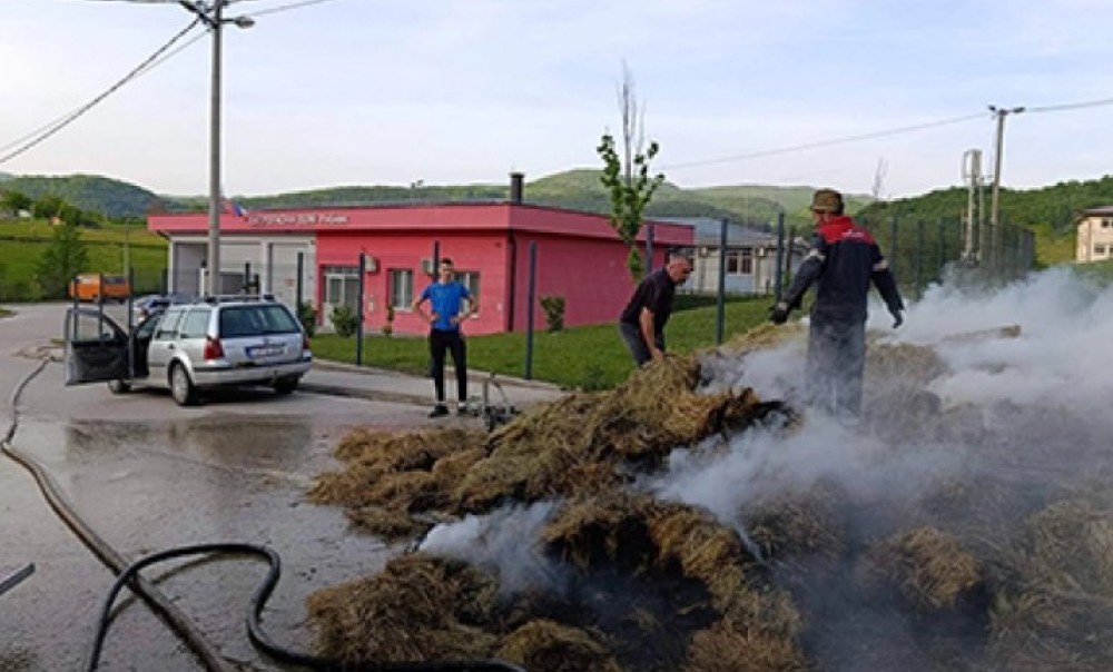 Nesvakidašnja intervencija u BiH: Sijalica zapalila sijeno pored zgrade vatrogasaca FOTO
