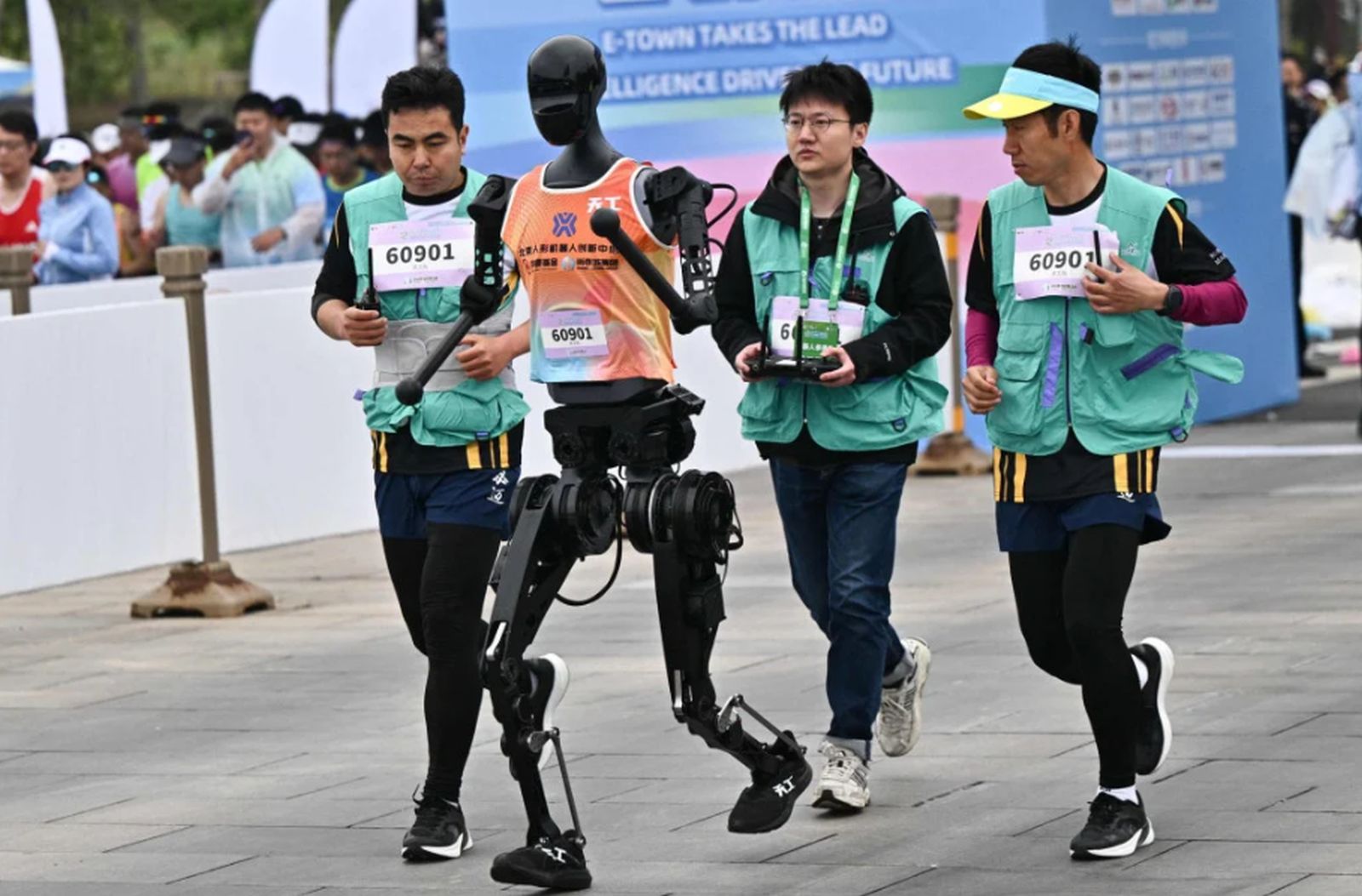Više od 300 humanoidnih robota trči polumaraton u Kini