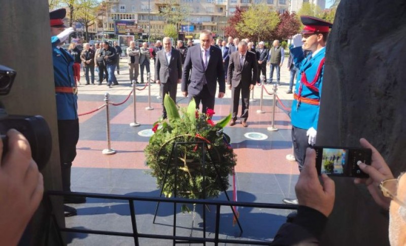 Položeni vijenci: Minić, Ostojić i Stevanović odali poštu braniocima Semberije FOTO