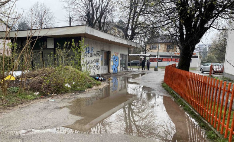 Apsurd u Banjaluci: Brdo smeća na par koraka od reciklažnog dvorišta FOTO