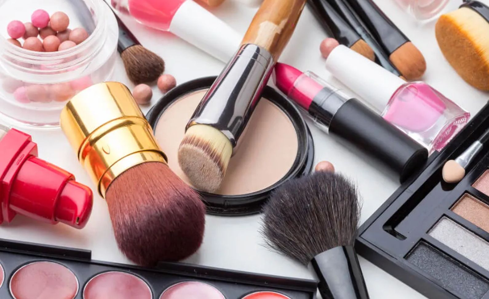 Karmin, maskara i puder čine da i najumornije lice zablista, ali koliko je svakodnevno šminkanje bezbjedno
