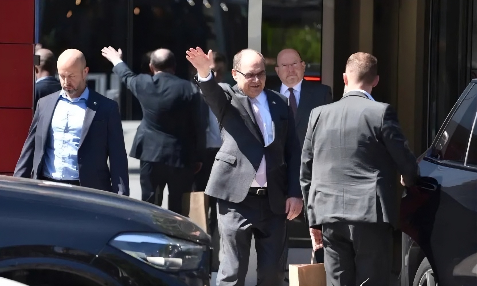 Nenajavljen dolazak, brzi odlazak: Šmit bez odgovora napustio Banjaluku VIDEO