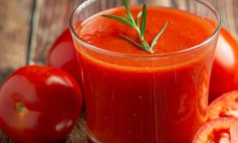 Crveno blago koje bustuje imunitet: Evo kako da spremite sok od paradajza
