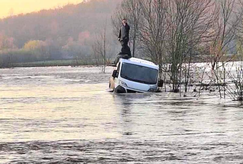 Ignorisali upozorenja pa završili u vodi: Dvoje ljudi spaseno sa krova kombija FOTO