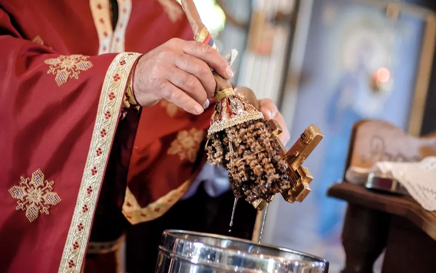 Ovo je pravilo koje malo ko zna: Koliko dugo smije da stoji sveta vodica i šta da uradite kada donesete novu