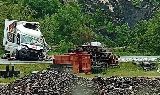 Teška nesreća: Sudar dva kamiona, povrijeđeni vozači, saobraćaj obustavljen