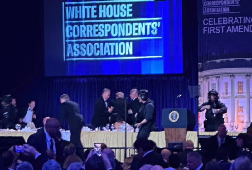 Pucnjava na svečanoj večeri: Tramp hitno evakuisan VIDEO