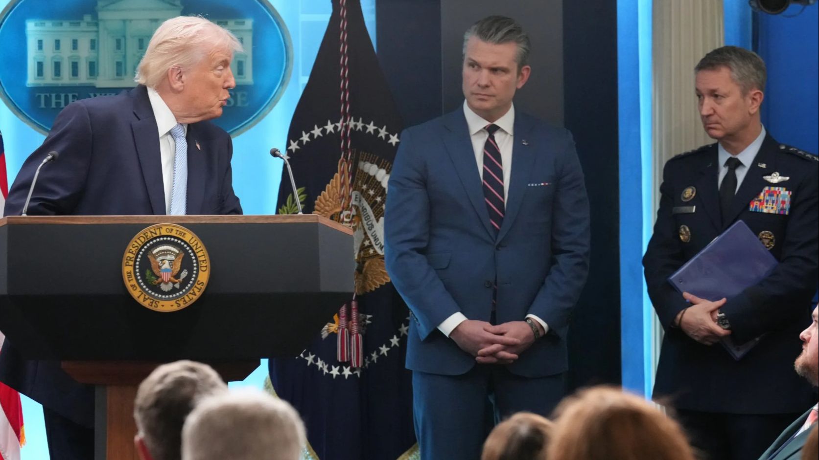 Tajni planovi na stolu: Tramp razmatra “kratak i snažan” udar na Iran