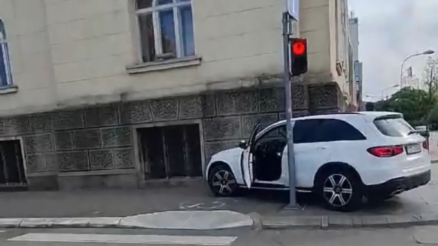 Automobilom se “zabio” u zgradu Gradske uprave Banjaluka VIDEO