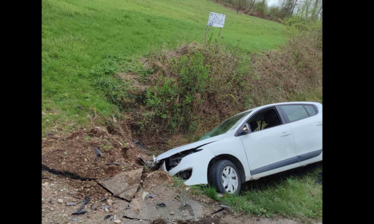 Nesreća kod Banjaluke: Automobil u kanalu, vozač povrijeđen