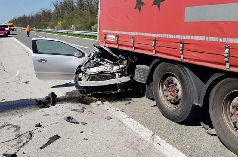 U teškoj saobraćajnoj nesreći poginuo državljanin BiH, saputnica zadobila teške povrede