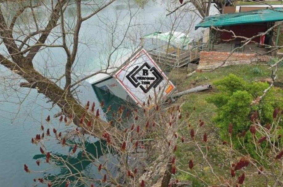 Stravična nesreća u BiH: Kamionom sletio u rijeku i utopio se