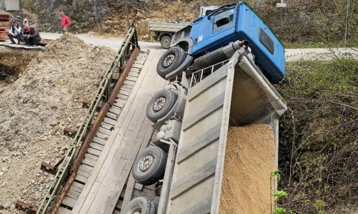Urušen most kod Ključa! Sve dok je kamion pokušao da pređe