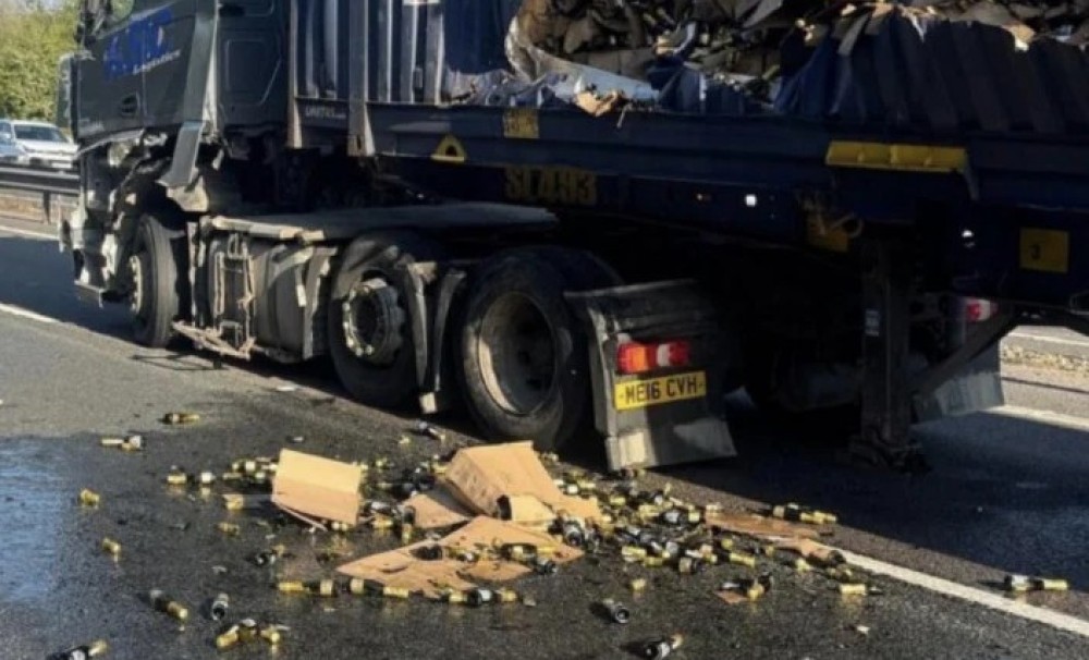 Razbijene boce proseka rasule se po putu: Sudario se kamion koji je prevozio 20 tona vina