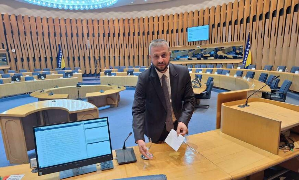 Nešković ostavio pet KM Špiriću: “Pomoć” za ublažavanje rasta cijene goriva