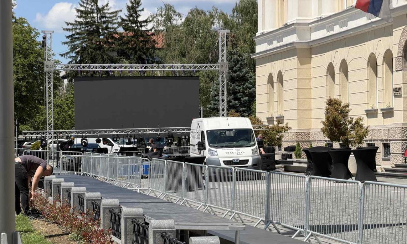 Sprema se veliko slavlje: Šta to niče ispred Banskog dvora? FOTO