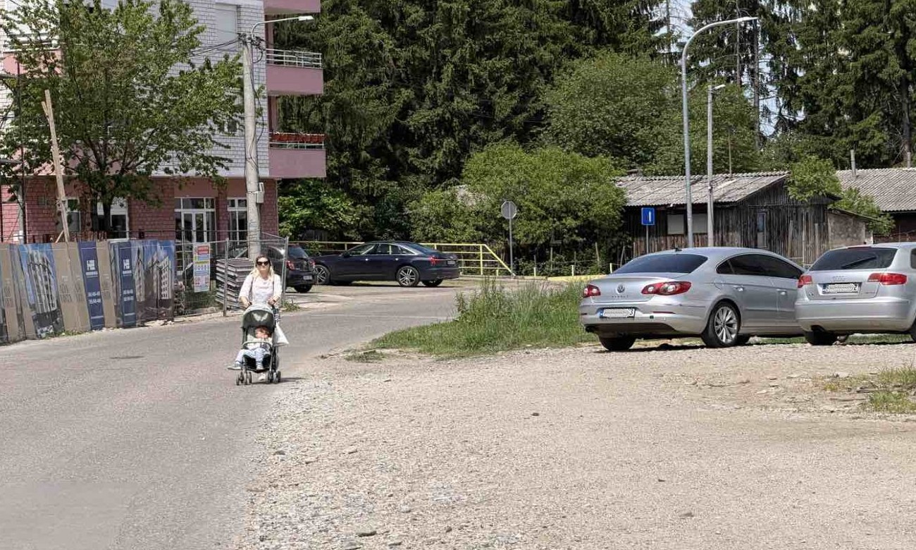 Iz Ade ispratili i gradonačelnika i radnike: Udarili malo asfalta i nestali FOTO