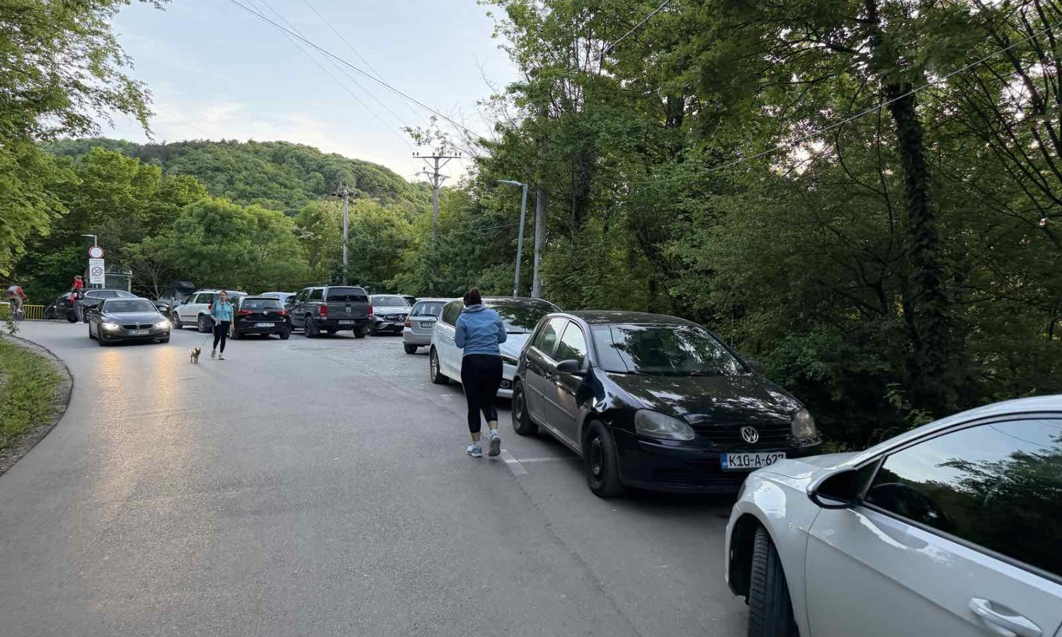 Parking haos i na Banj brdu! Umičević: Pozivam gradonačelnika da dođe i vidi na šta ovo liči FOTO