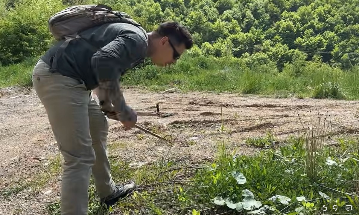 Šokantan snimak iz BiH: Golim rukama hvata smrtonosnog poskoka! VIDEO