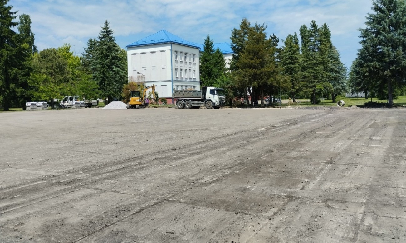 Bageri pred Filozofskim fakultetom: Nema ni asfalta ni parkinga FOTO