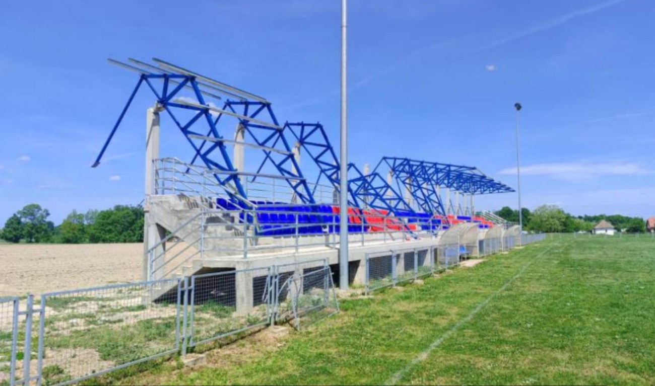 Izbjegnuta tragedija: Srušio se dio krova na stadionu kod Brčkog