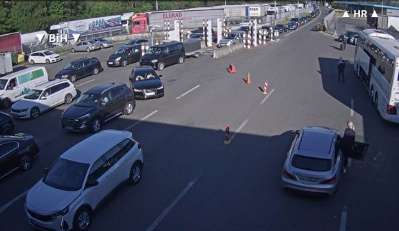 Duge kolone vozila: I jutros višečasovna čekanja na granici