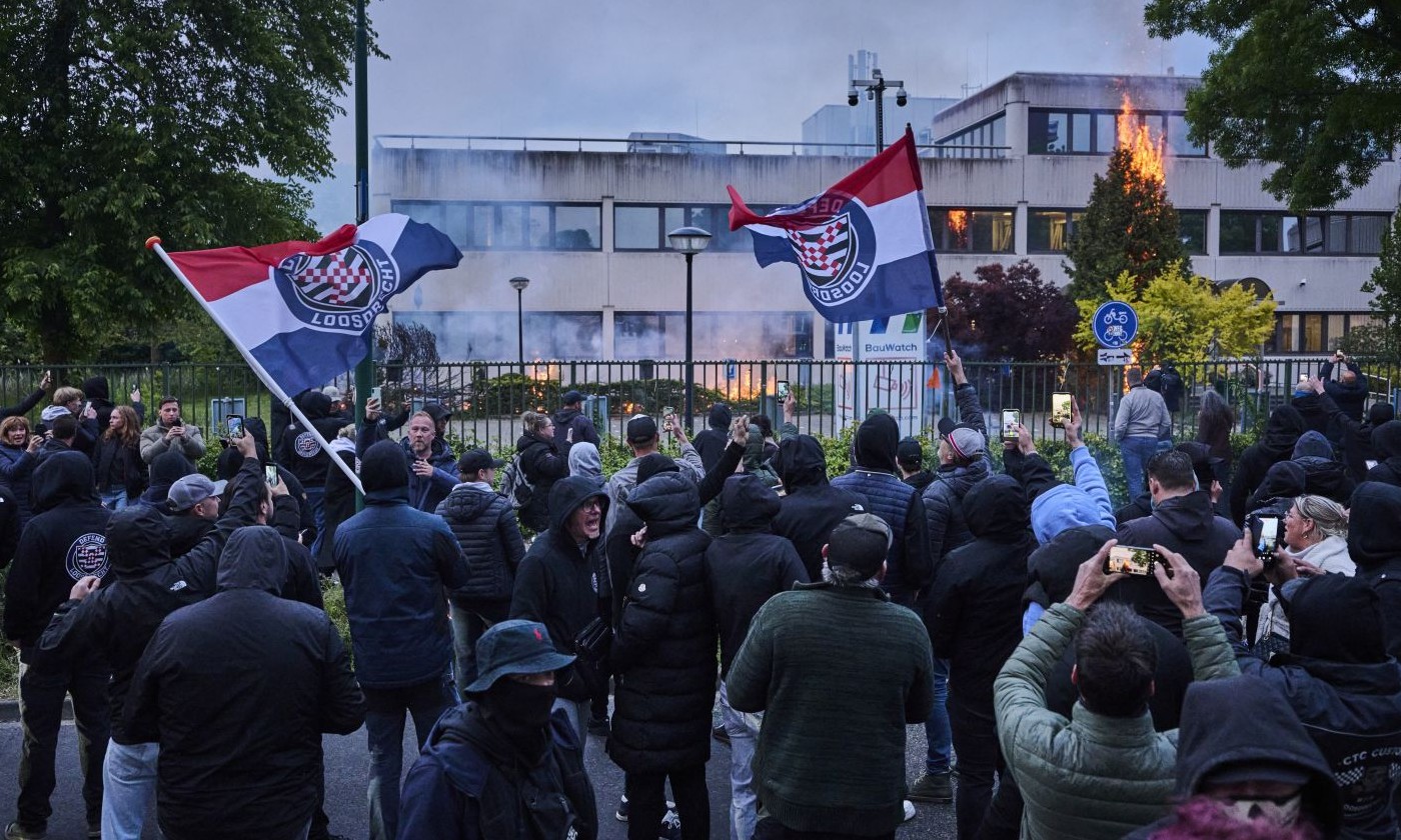 Građani bijesni zbog azilanata: Demonstranti zapalili prihvatilište za izbjeglice