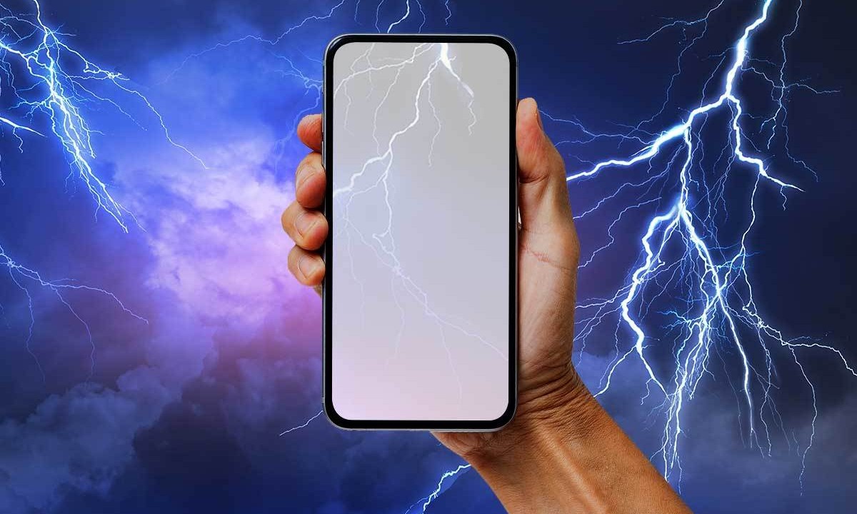 Ruski meteorolozi upozoravaju: Mobilni telefon može da ekspodira kada grmi