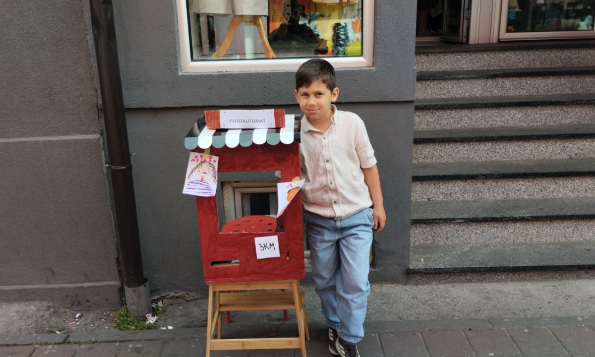 Jedinstven fotograf u Banjaluci: Skuplja novac da kupi poklon mami i baki FOTO