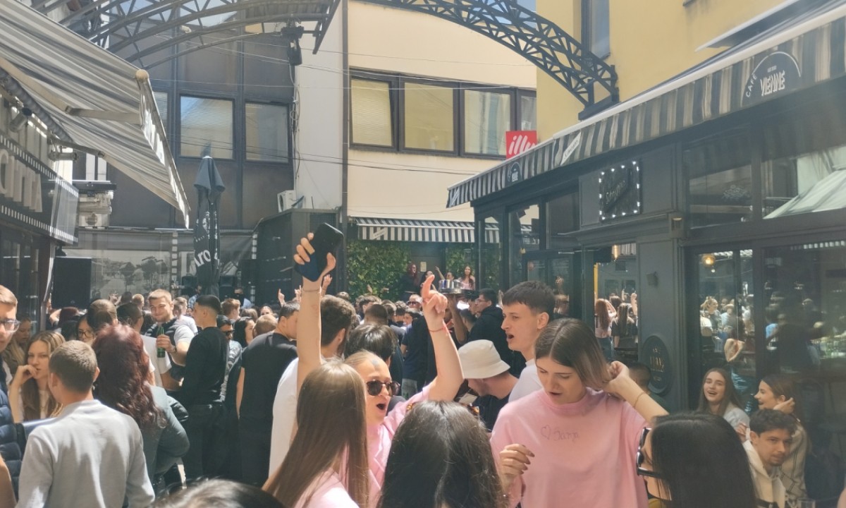Maturantska euforija u centru Banjaluke: Fešta u kafićima traje satima FOTO/VIDEO