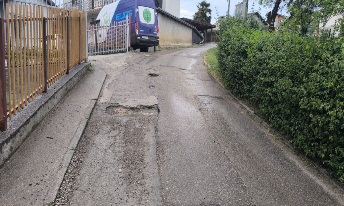 Na samo dva kilometra od centra Banjaluke: Mještani traže hitnu sanaciju kolovoza FOTO