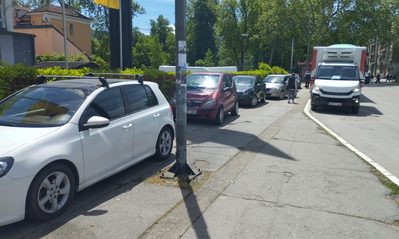 Banjalučka parkirna disciplina: Bitno je samo da te niko ne “zakači” FOTO