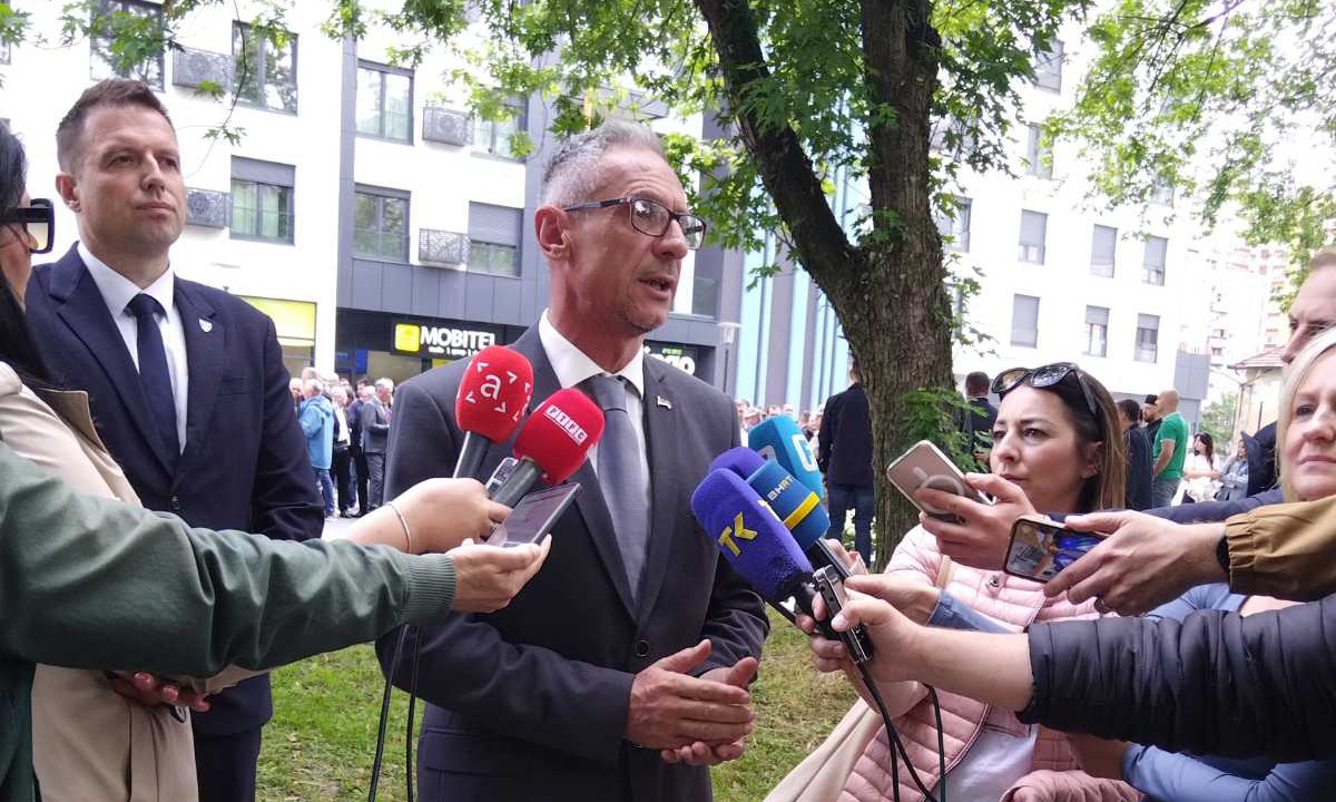 Ostojić o ratnom zločinu u Tuzli: Iluzija je pričati o pravu i pravdi za Srbe