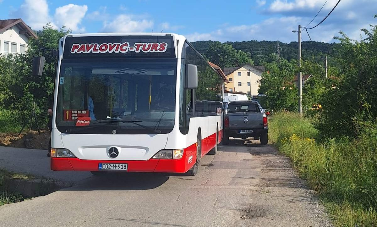 Saobraćajka u ovom dijelu Banjaluke: Oprez zbog sudara autobusa i auta FOTO
