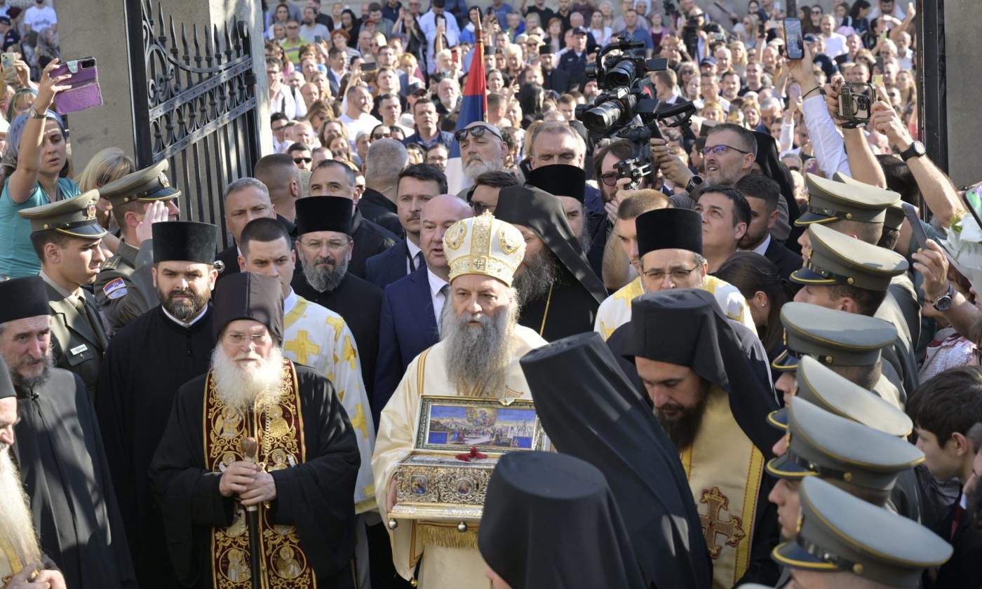 Patrijarh Porfirije više puta obišao vjernike: U redovima čekaju da se poklone svetinji