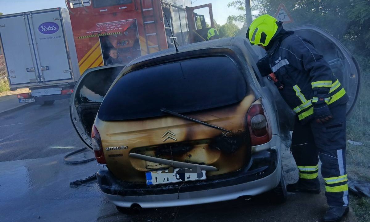 Intervenisali vatrogasci: Gorio automobil u Zalužanima FOTO