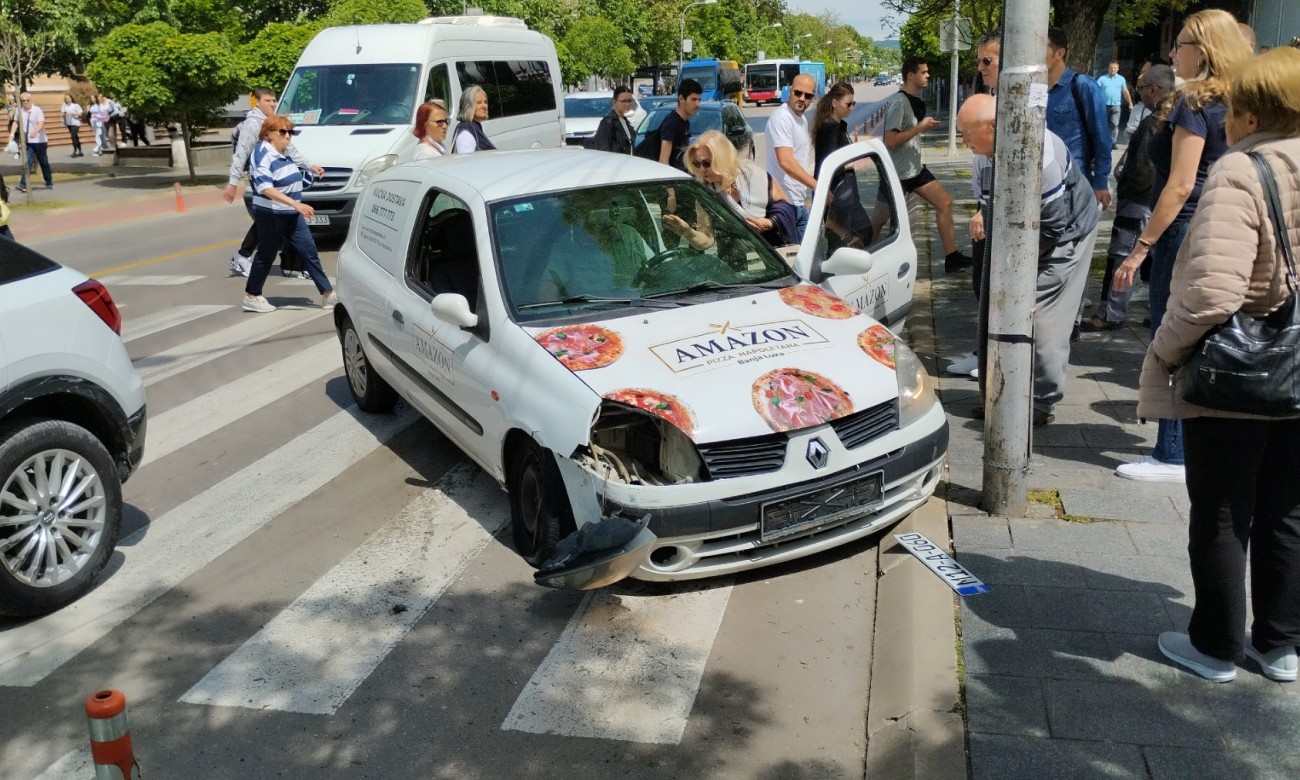 Vozaču pozlilo u centru Banjaluke: Nakon sudara s drugim autom zakucao se u banderu kod „Krivog sata“ FOTO