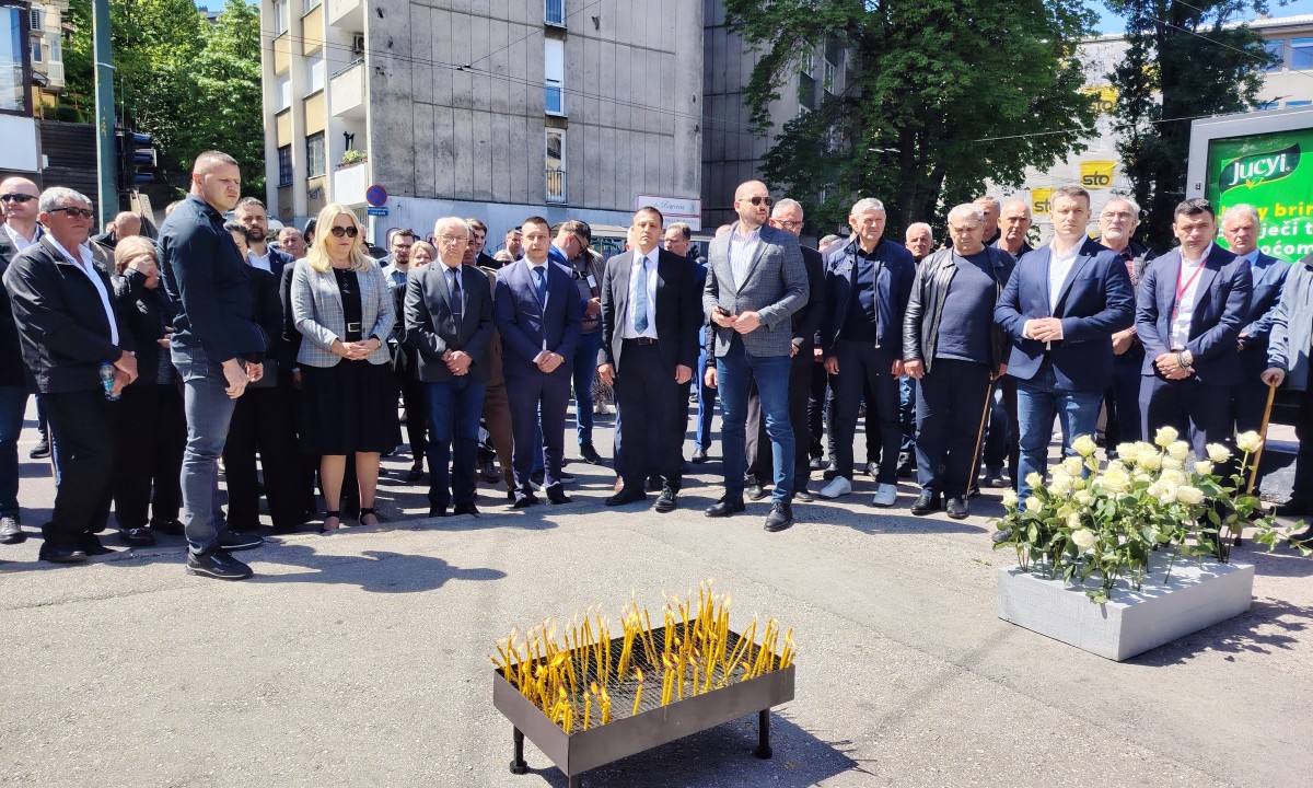 Sjećanje na događaje u Dobrovoljačkoj: Položeno cvijeće i upaljene svijeće u Sarajevu