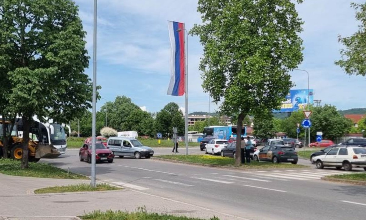 Kolaps i kod Lesnine: Sudar autobusa i kedija u kružnom toku FOTO